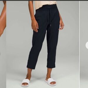 Lululemon • Dance Studio Mid-Rise Crop 25" • Size 6